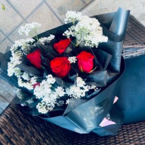 5 premium red roses bouquet size 550hx350w